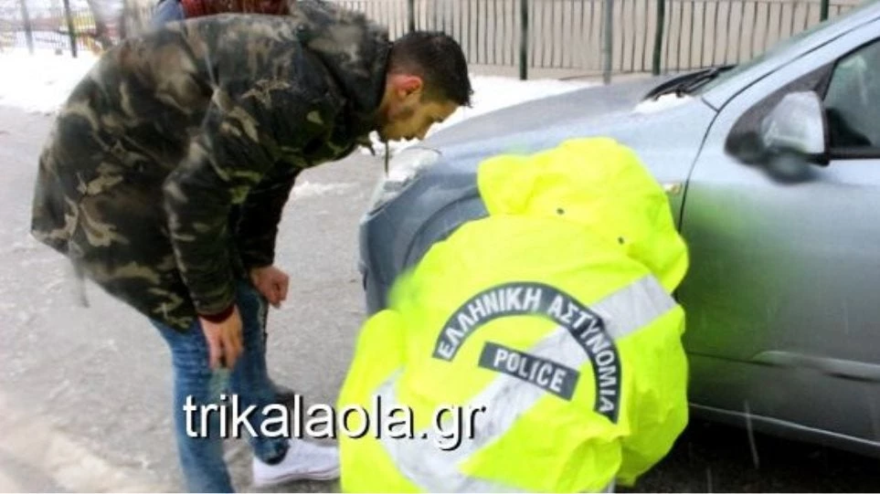 Αστυνομικοί βάζουν αλυσίδες σε αυτοκίνητα στα Τρίκαλα – Το βίντεο που έγινε ανάρπαστο